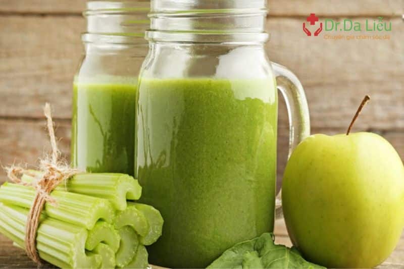 Nước ép táo và rau xanh