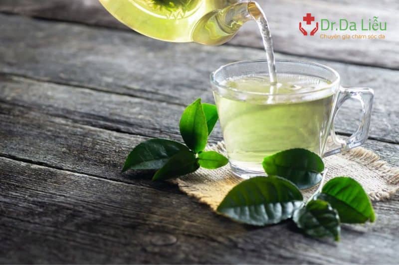 Uống nước trà xanh